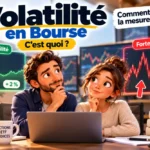 Deux jeunes adultes souriants regardent un ordinateur portable sur un bureau, entourés d’écrans affichant graphiques verts et rouges et de livres sur le risque.